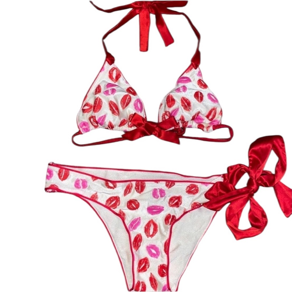 EDIT: Top only
Beach Bunny “steal my kisses” bikini